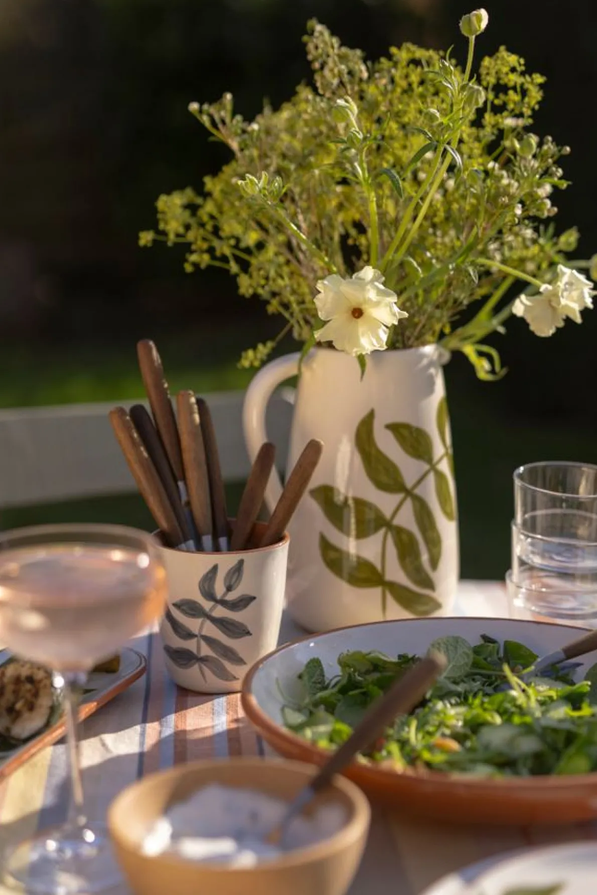 Beker, terracotta, groot blauw blad, 10 x 10 cm