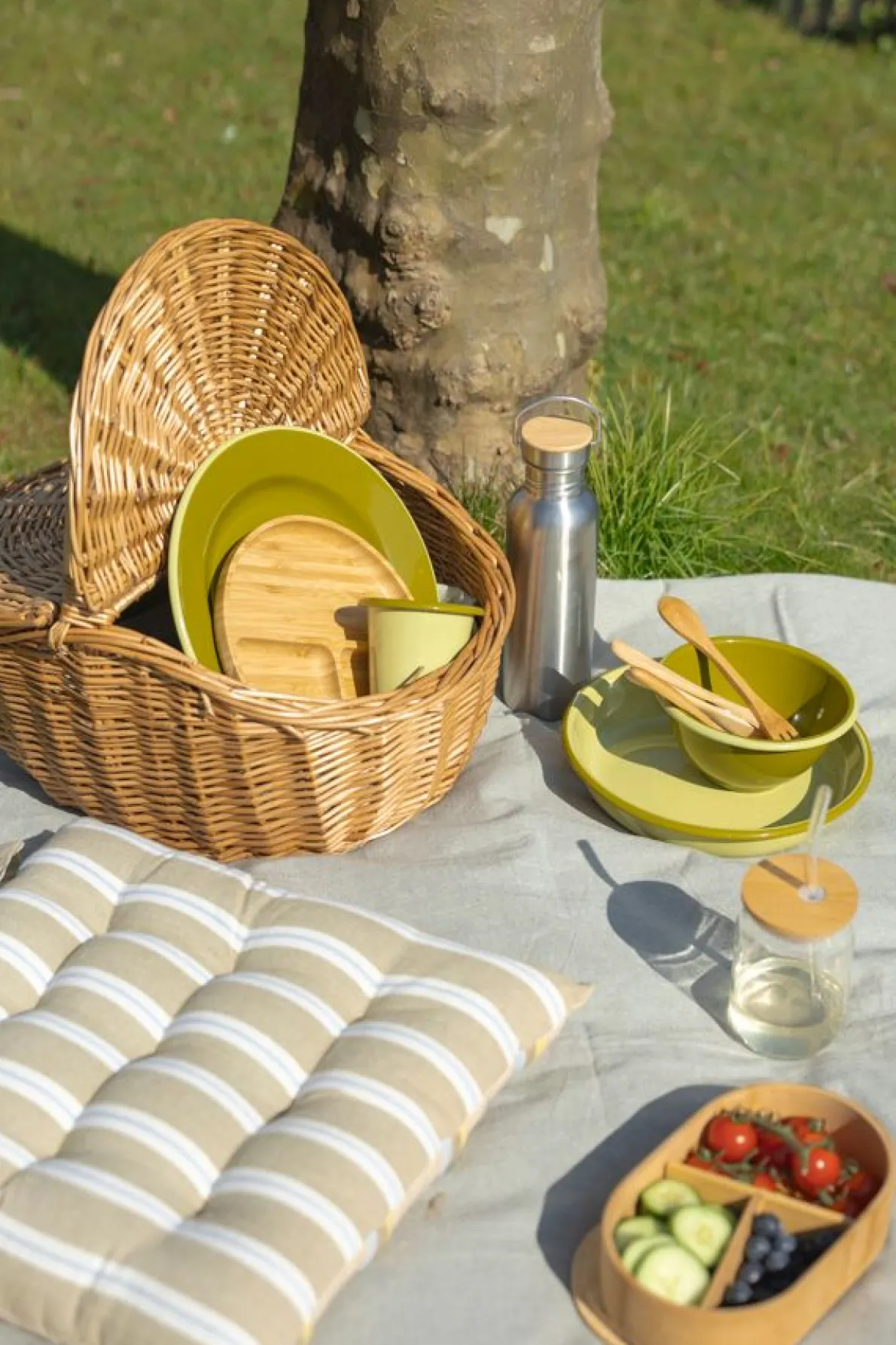 Diep bord, emaille, lichtgroen met olijfgroen randje, Ø22 CM