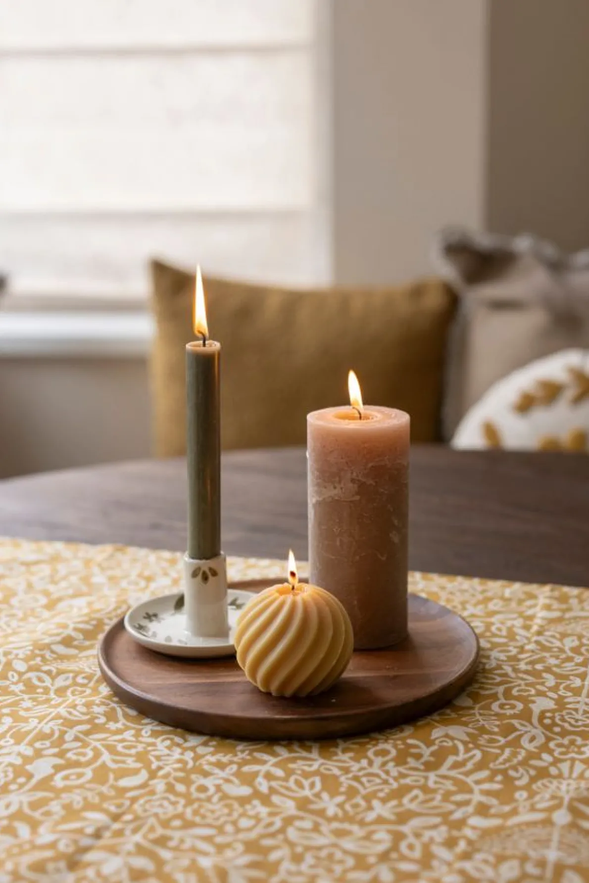 Kaars gedraaide bol, rustiek geel, Ø8 cm