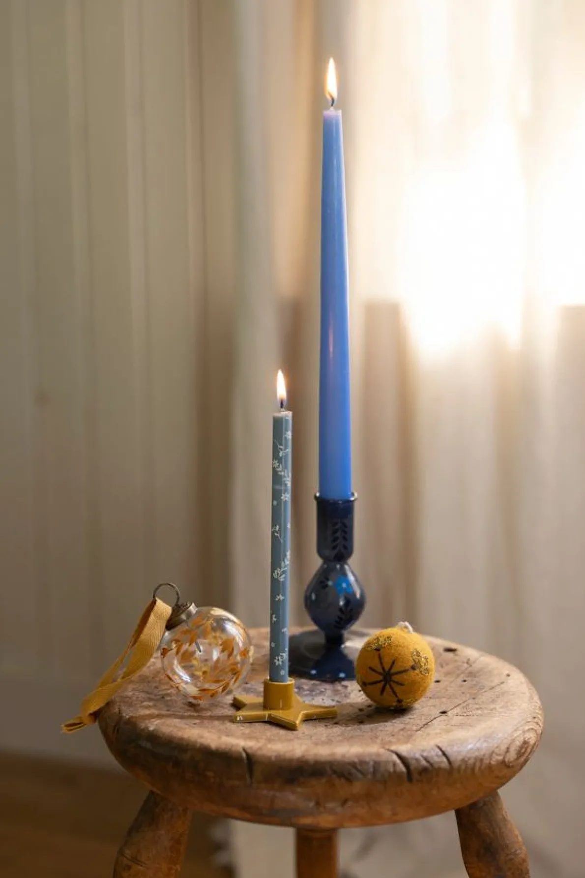 Kandelaar, beschilderd, blauw glas, bloem, 12,5 cm