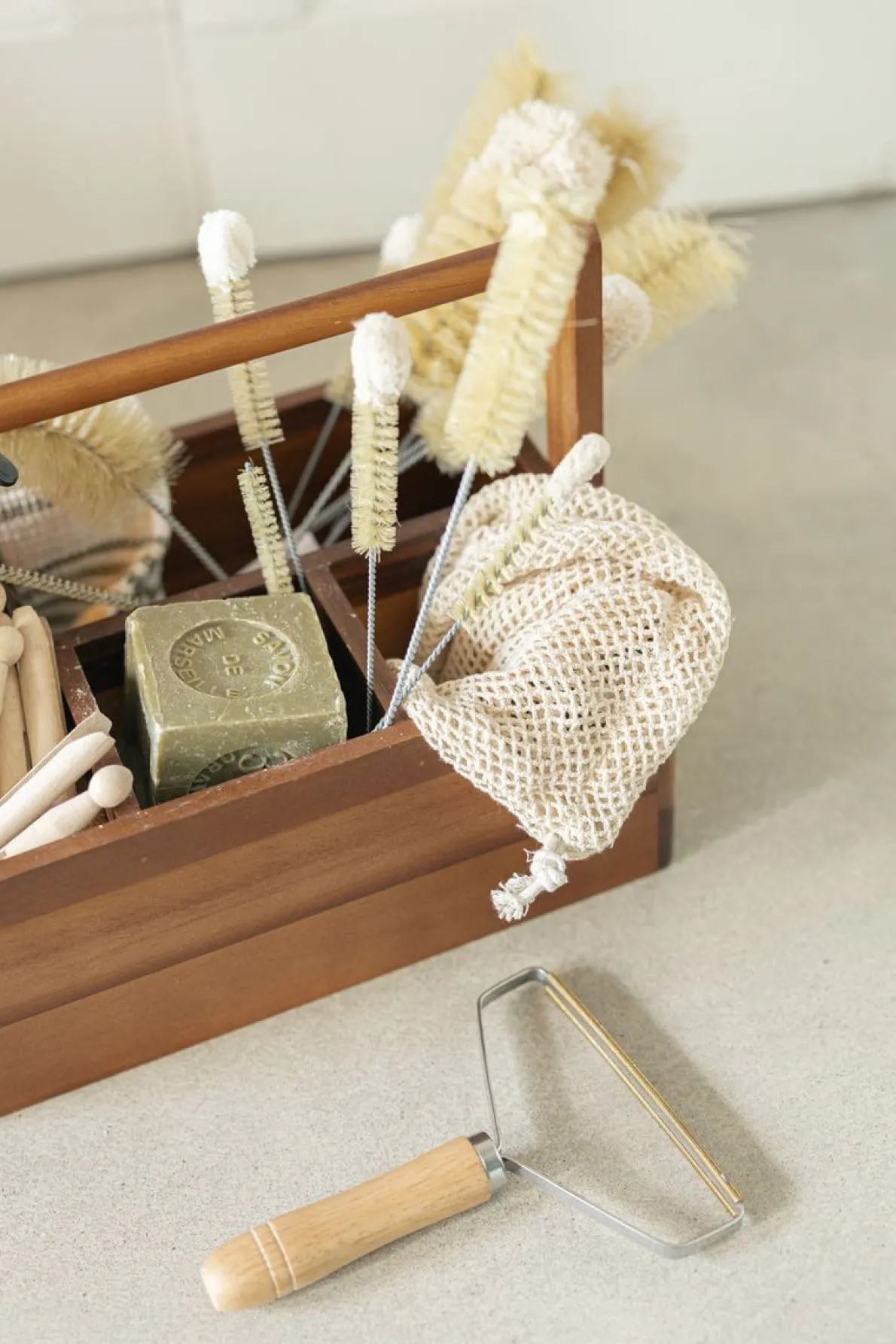 Kledingontpiller met houten handvat