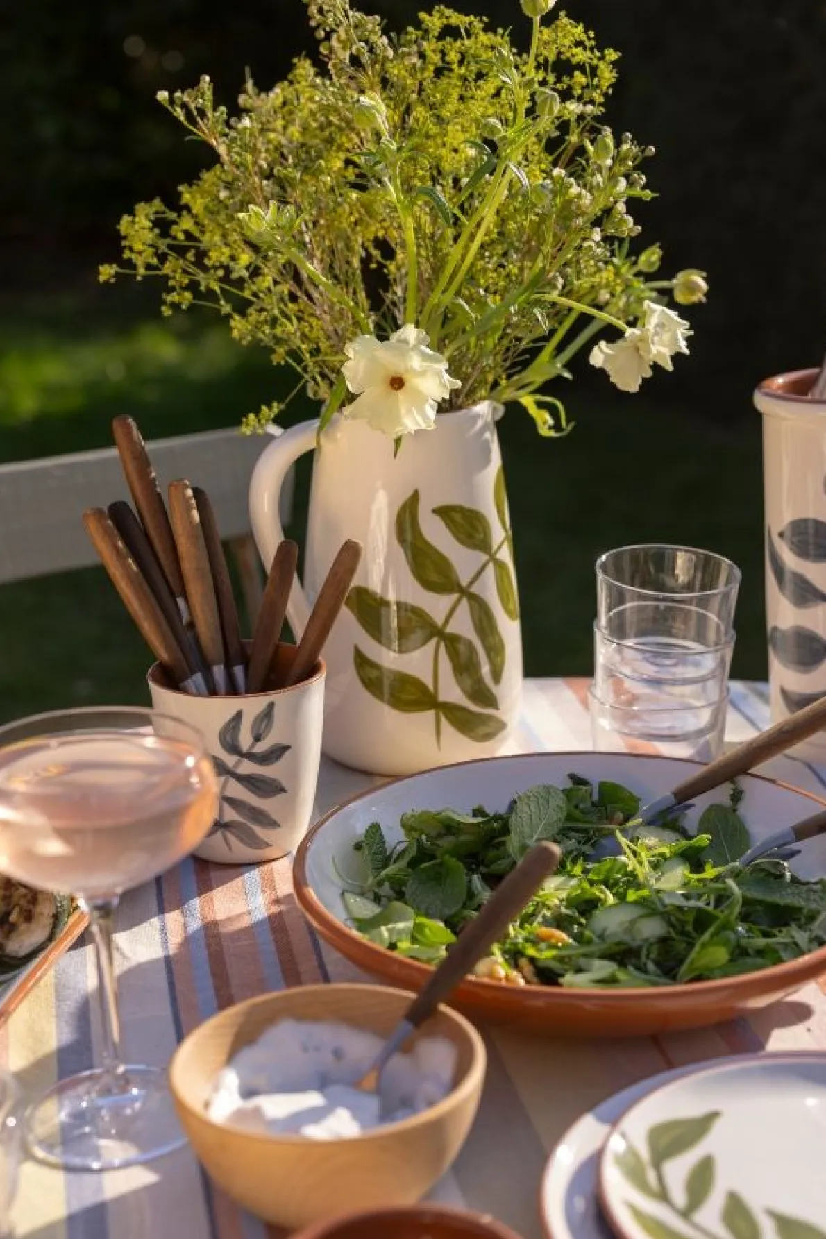 Serveerschaal, terracotta, blauw blad, 28,5 x 5 cm